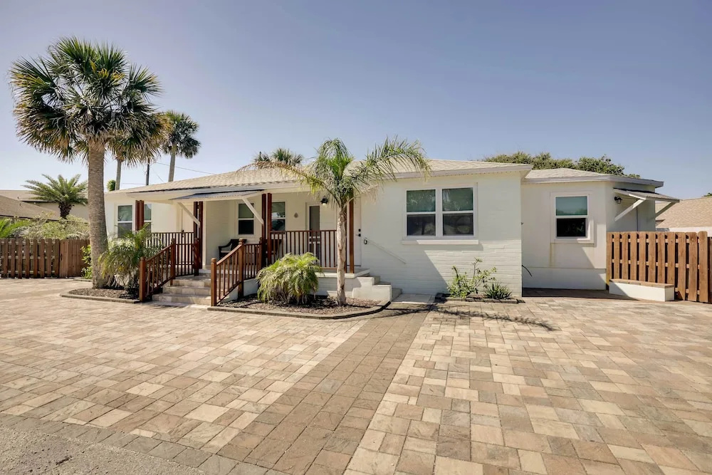 St Augustine Cottage w/ Fire Pit - Walk to Pier!