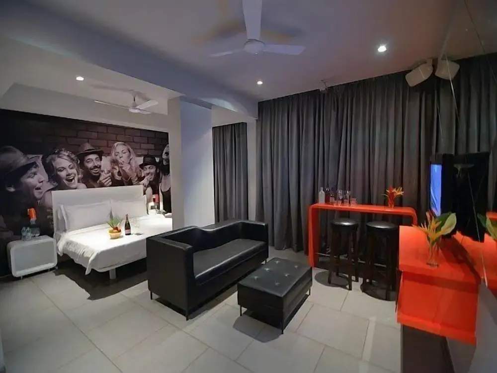 SinQ Party Hotel - Chambres
