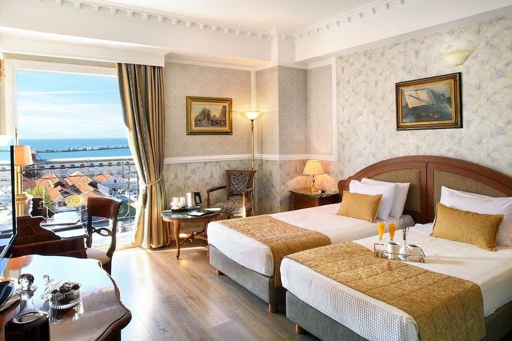 Premium Twin room with side sea view (twin beds)