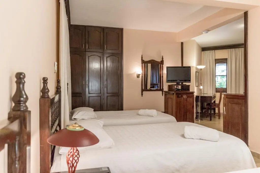 Standard Triple room