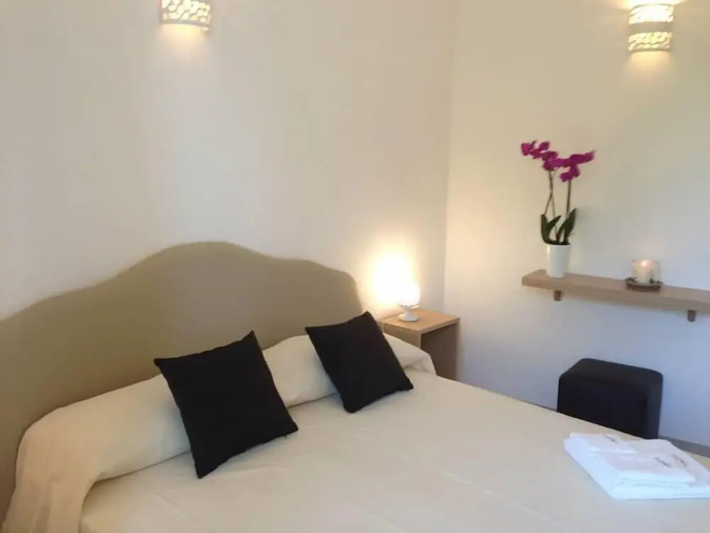 Deluxe Double room (full double bed)
