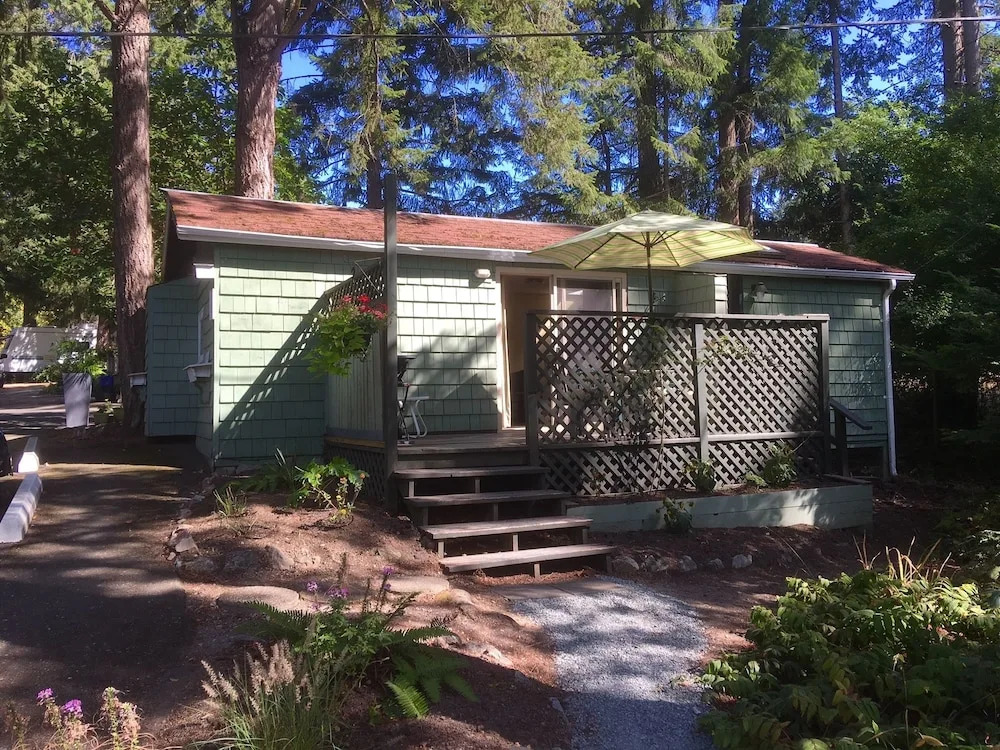 Lakeshore on Salt Spring - фото 16