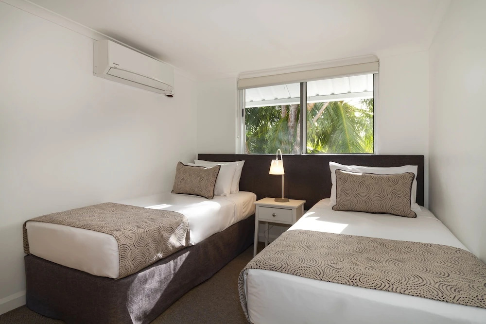 兩臥室四人公寓，設有陽台及雙人床