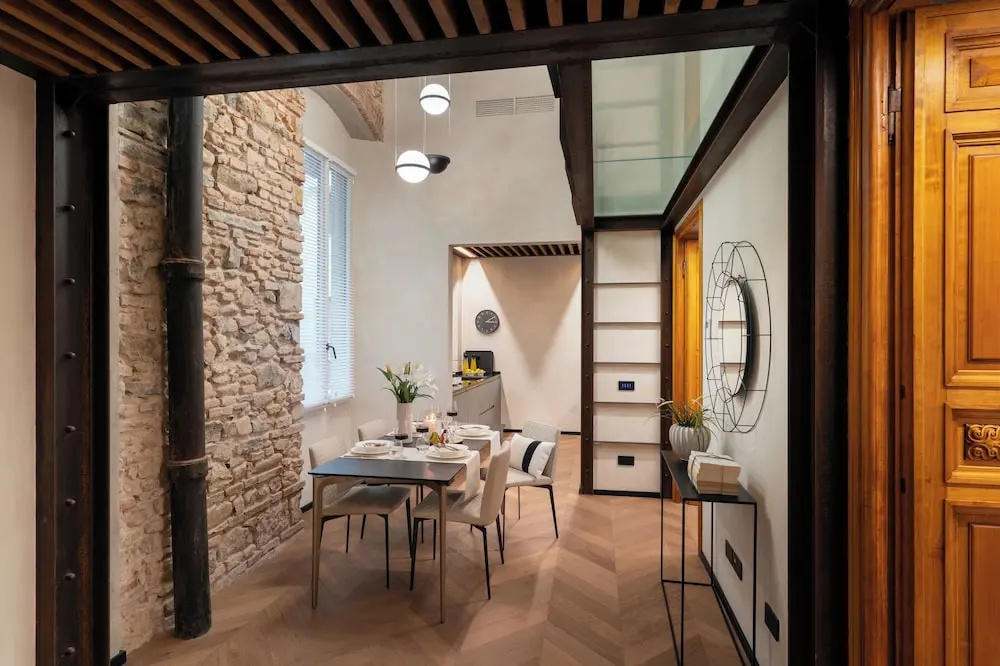 Arts & Crafts Apartments