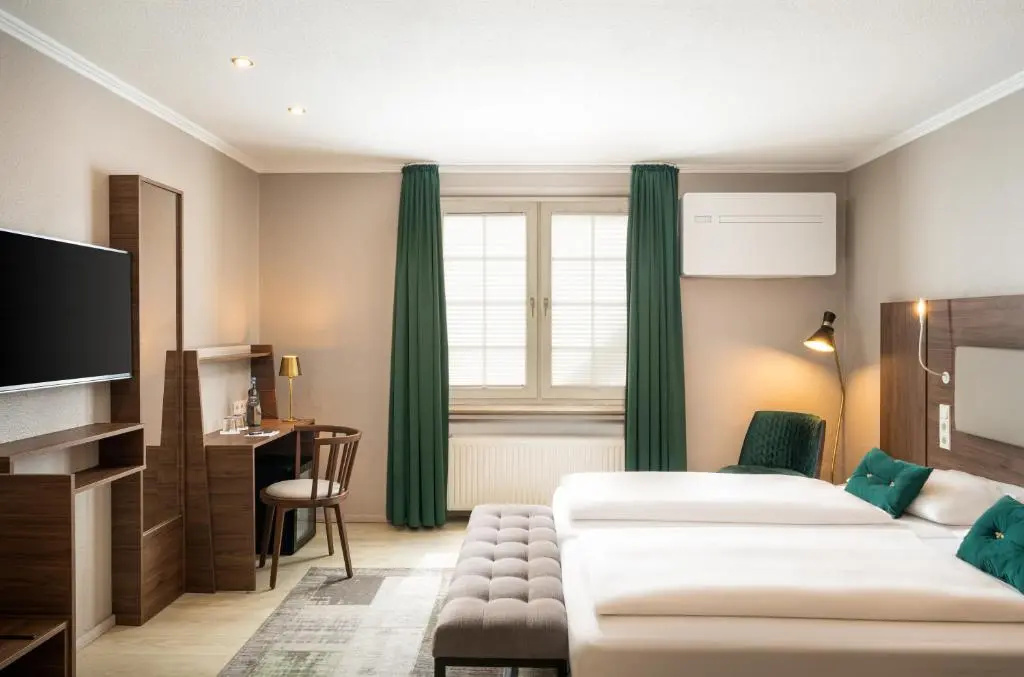 Deluxe Double room (full double bed)