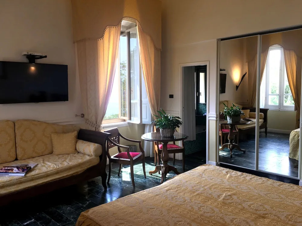 Standard Triple room with partial sea view