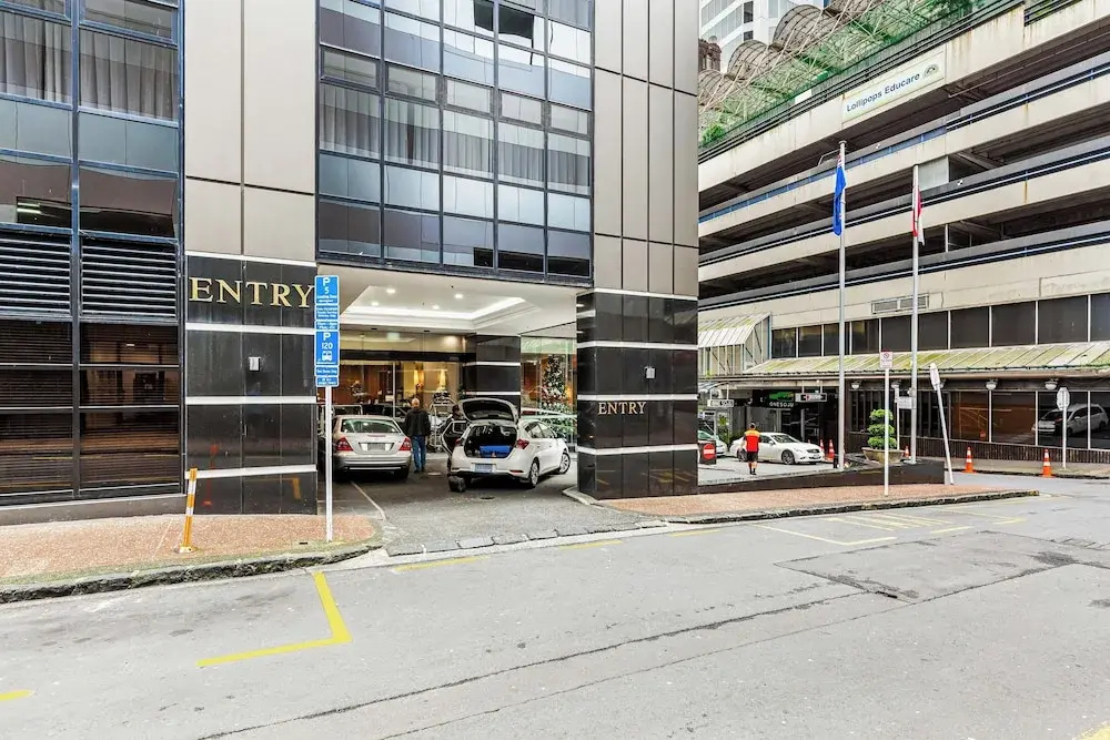City Getaway 1BR Apt w Pool & Gym I Zodiak Stays