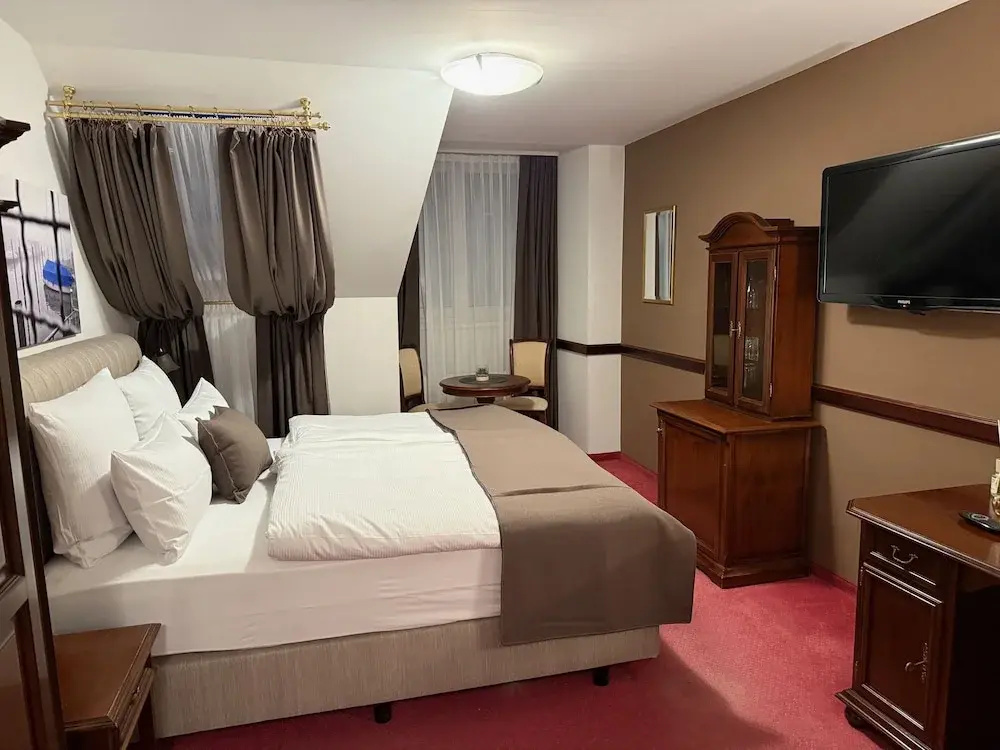 Classic Double room with mountain view (full double bed)