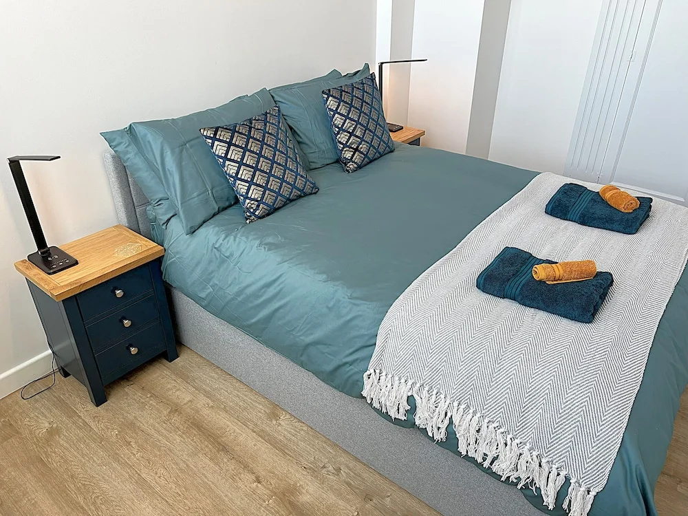 City Centre - Sleeps 4 & Free Parking