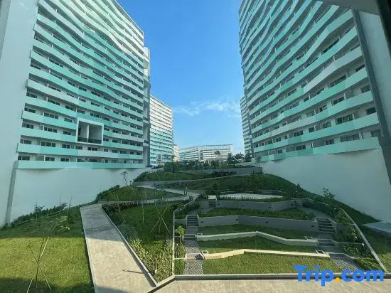 Acellyne's Suites @ The Residences at Commonwealth by Century