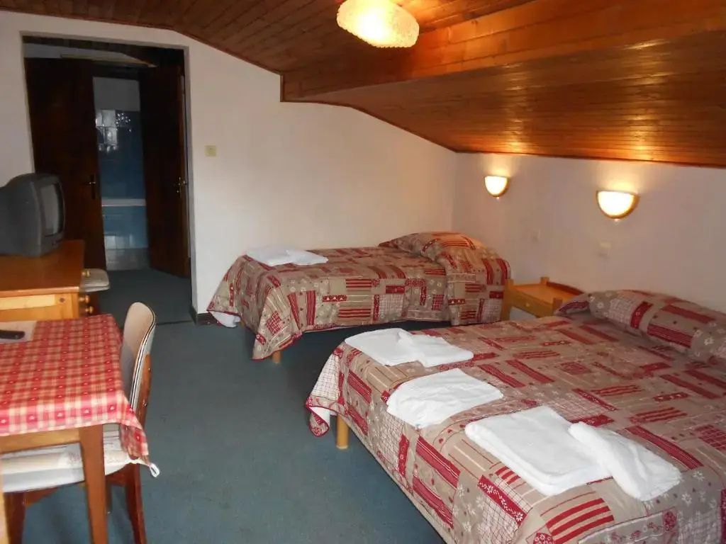 Standard Triple room