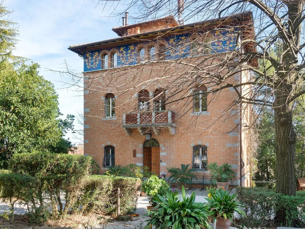 Plush Holiday Home in Macerata with Jacuzzi