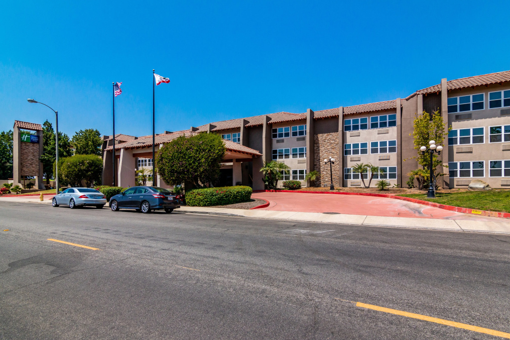 Holiday Inn Express & Suites Camarillo by IHG