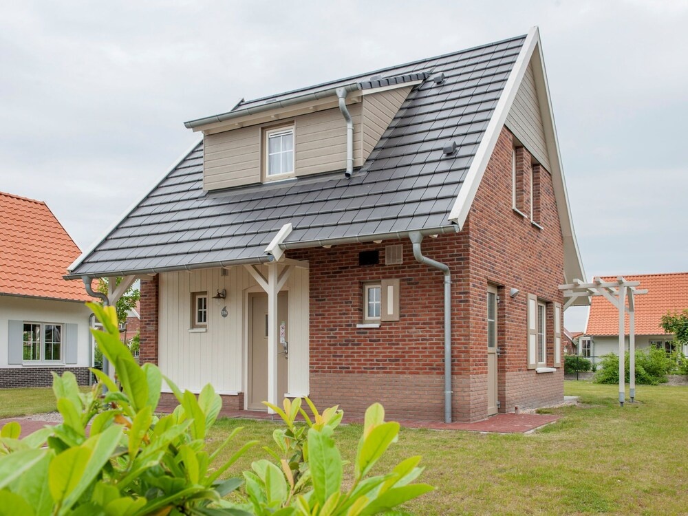 Luxurious Detached Villa with 3 Bathrooms, in de Maasduinen