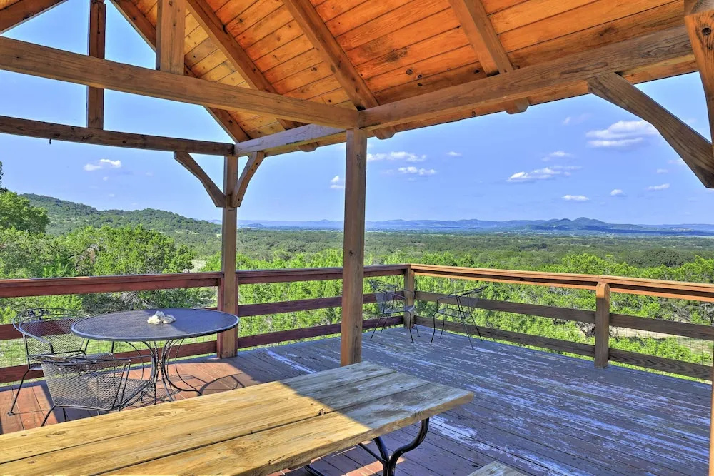 Spacious Utopia Family Home w/ Hill Country Views