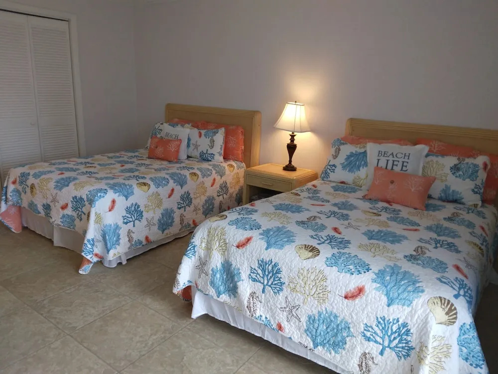 Coral Beach Hotel and Condominiums — фото 3