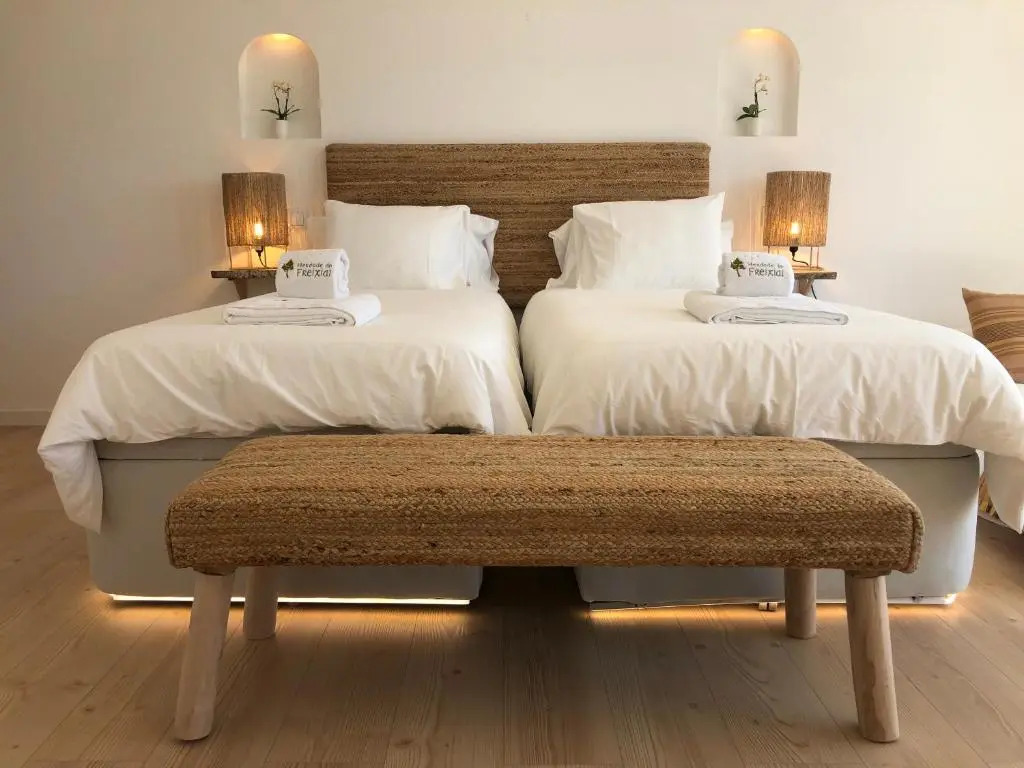 豪華河景雙人房，配有雙人床