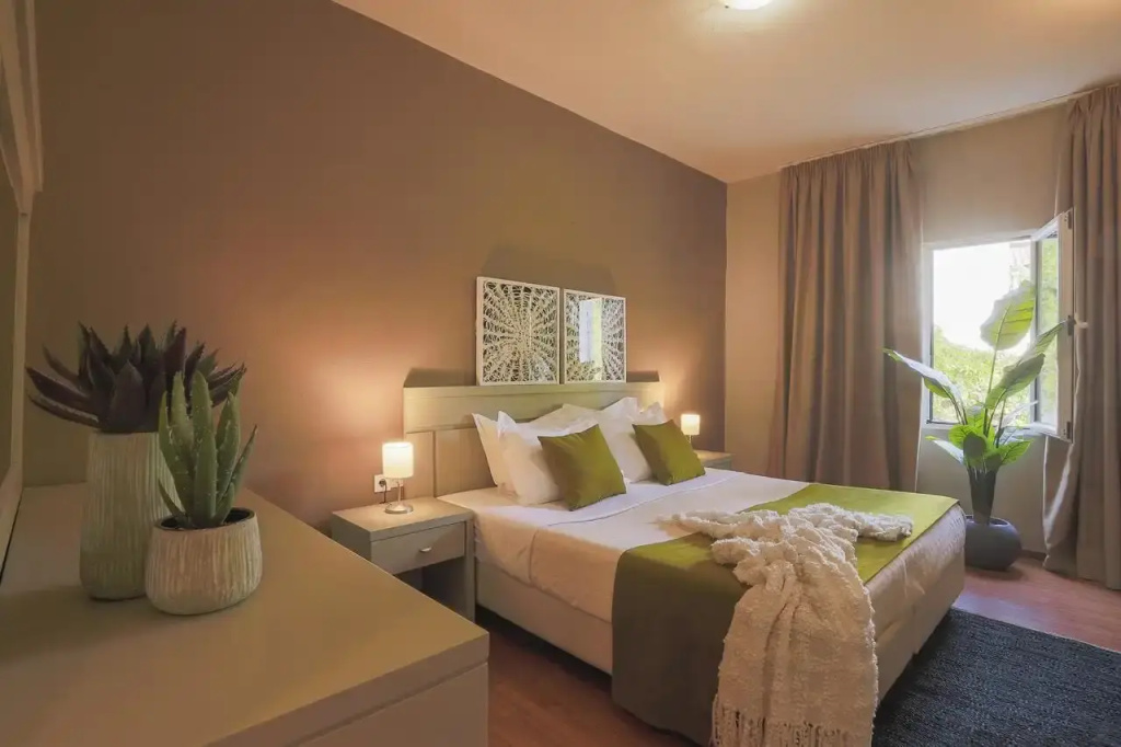 Suite with pool view
