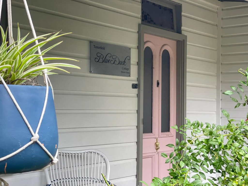 Blue Duck Cottage Village Comfort with Fireplace