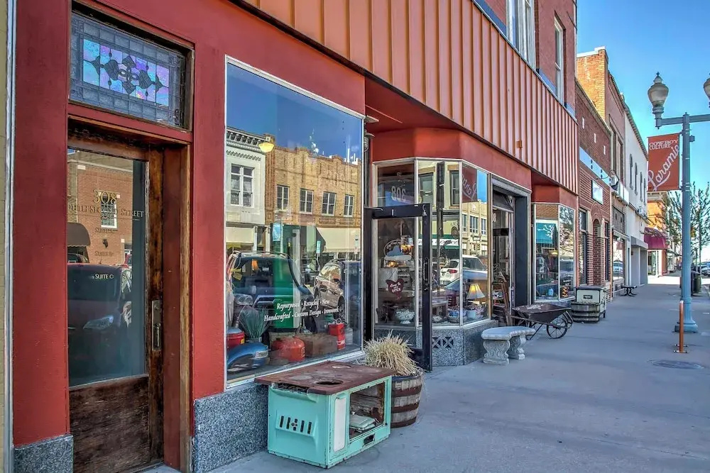 Vintage Downtown Laramie Apartment w/ Deck!