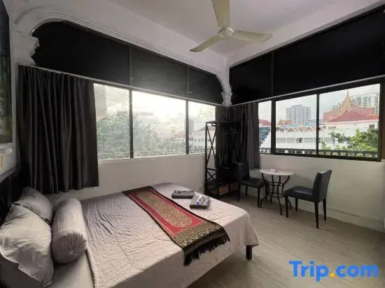 Standard Double room with city view (full double bed)