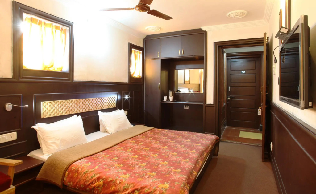 Deluxe Double room (full double bed)