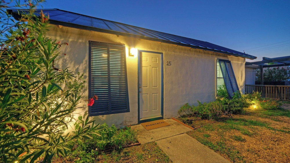 Walk to Alister St Near Dining, King Suite, w/ Private Yard & Fire Pit Casa Santori by Avantstay