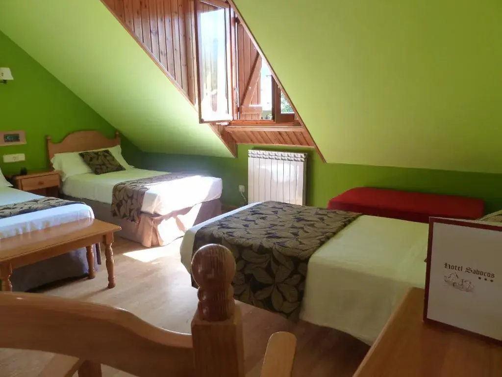 Standard Triple room