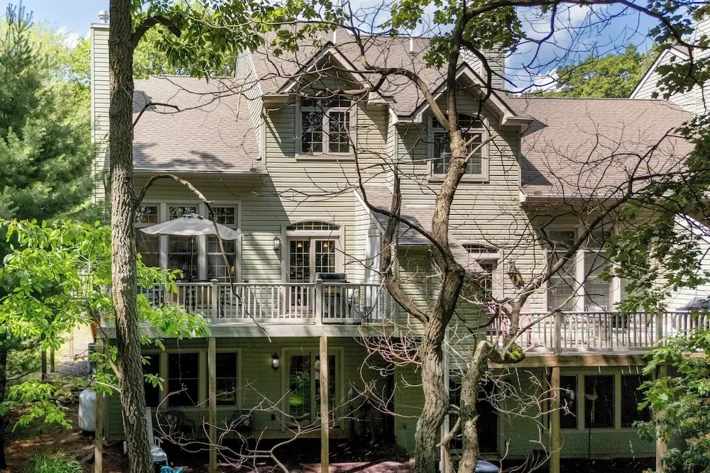 Highland Hideaway by Avantstay Group Poconos Retreat w/ Patio + Game Room + Lake/pool Passes Included