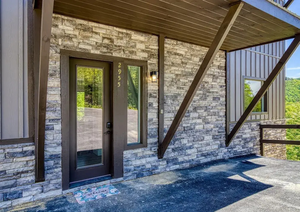 Panoramic Paradise 4 Bedroom Cabin by RedAwning