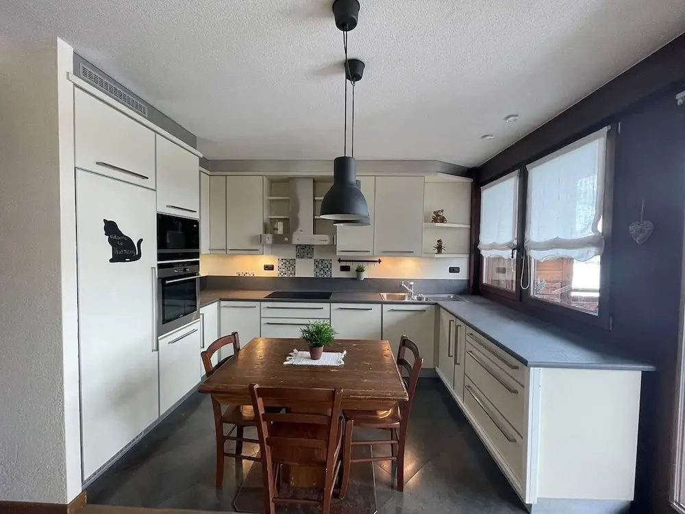1 Bedroom Apartment with balcony and with mountain view