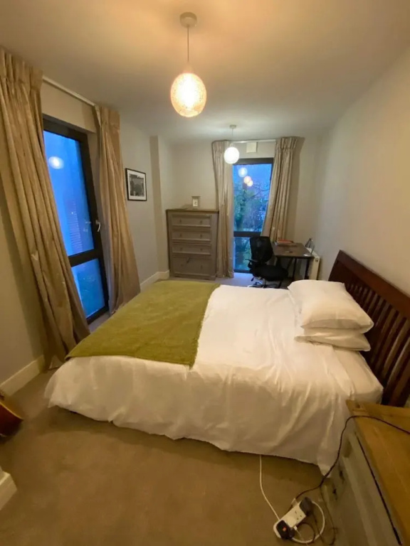 Inviting 2BD Flat W/private Balcony - Battersea!