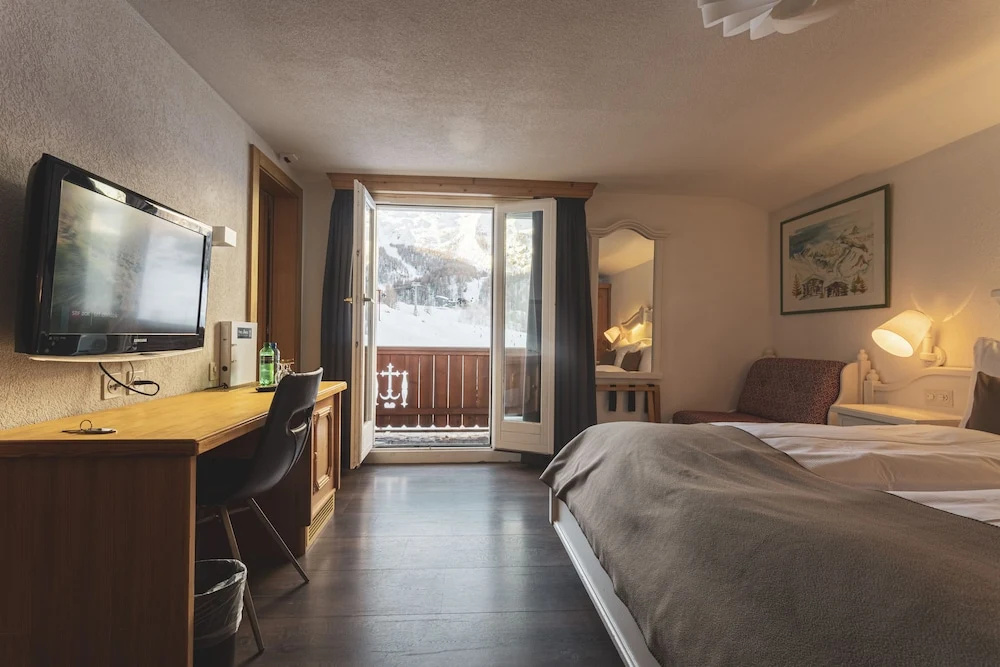 2 Bedrooms Standard Family room with balcony and with mountain view