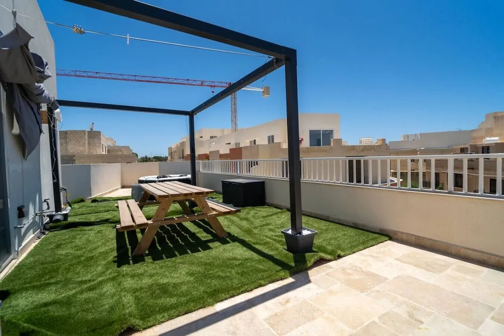 Sannat Penthouse Retreat Hot Tub Outdoor Lounge