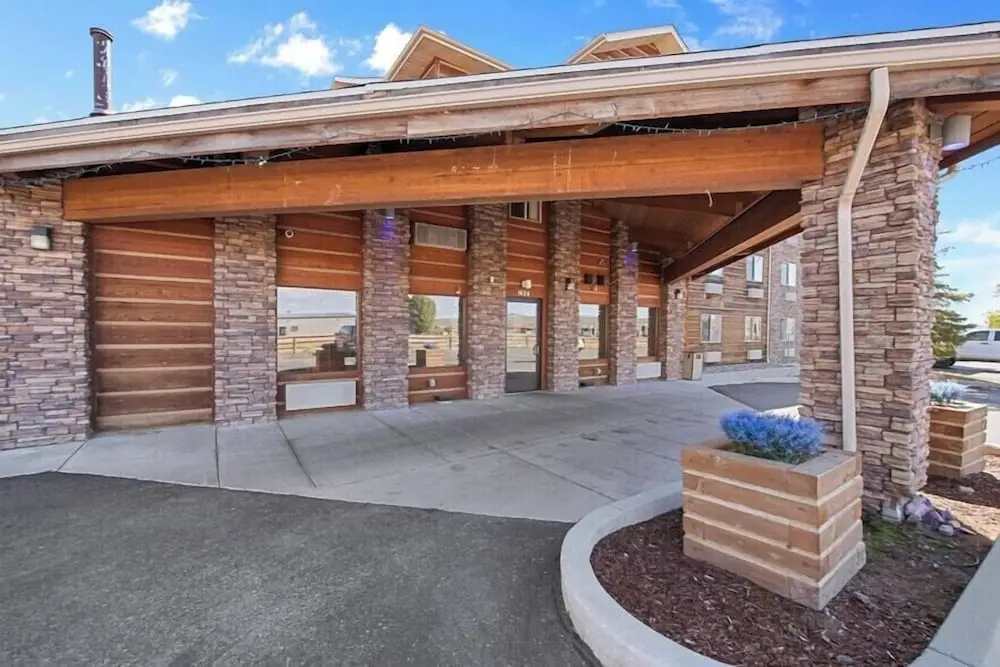 Pinedale Hotel & Suites