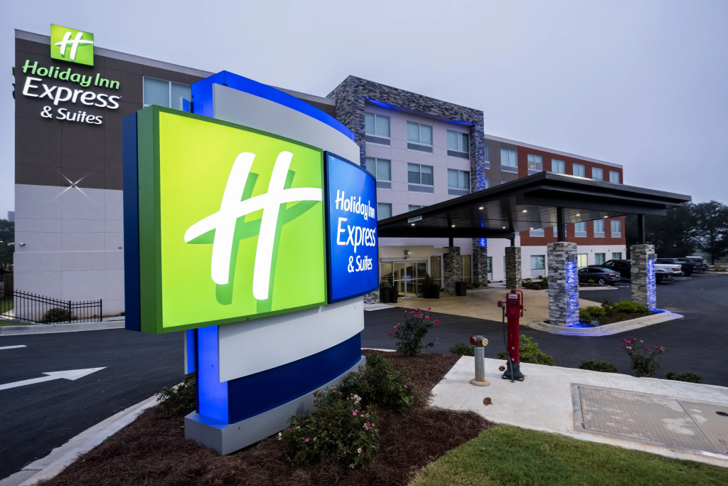 Holiday Inn Express & Suites Commerce by IHG