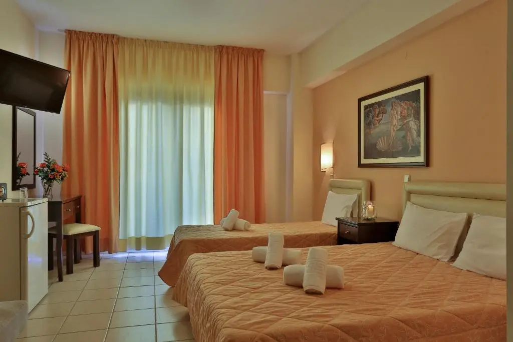 Standard Triple room with city view