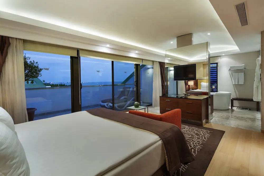 Junior Suite with partial sea view