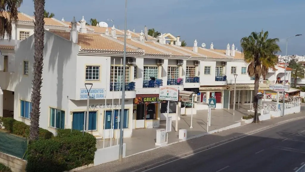 3 bedroom apartment in Oura Albufeira with amazing pool at walking distance to beach, strip and old town, WIFI and AC, private condo