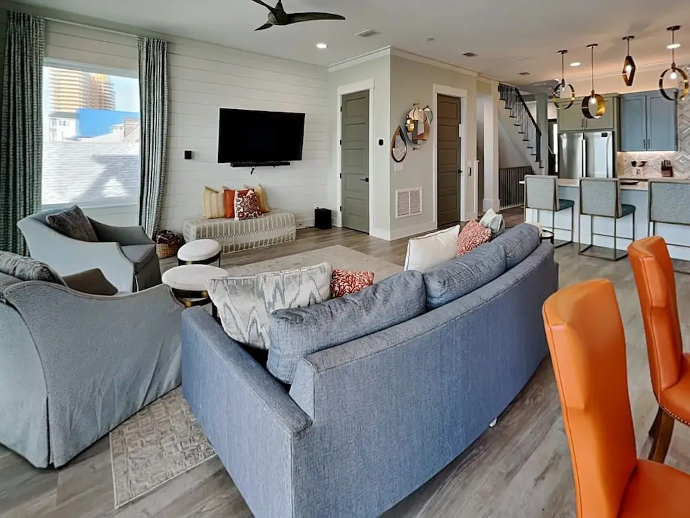 Cottage with balcony and with ocean view