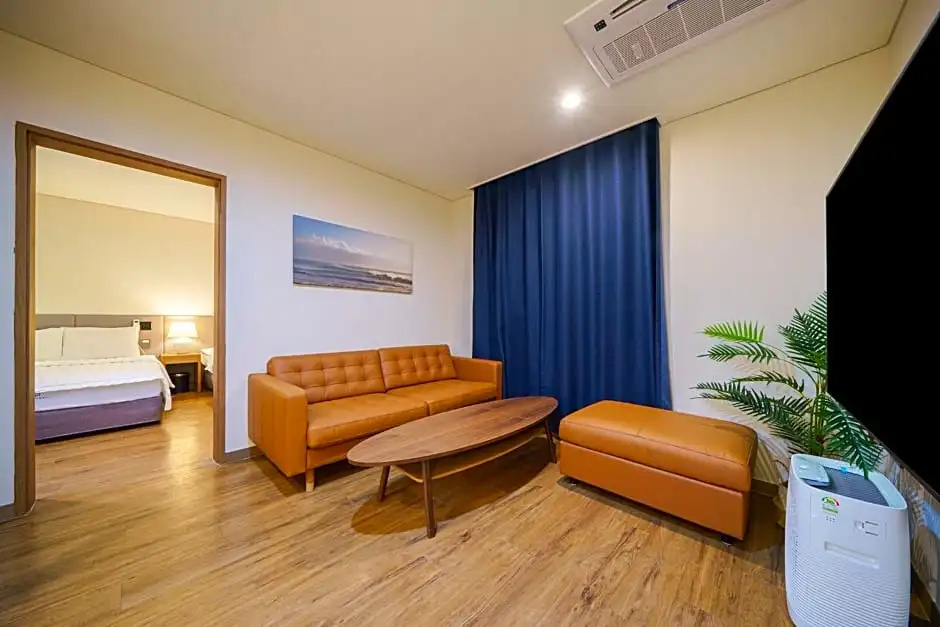 Deluxe Double Suite (full double bed)