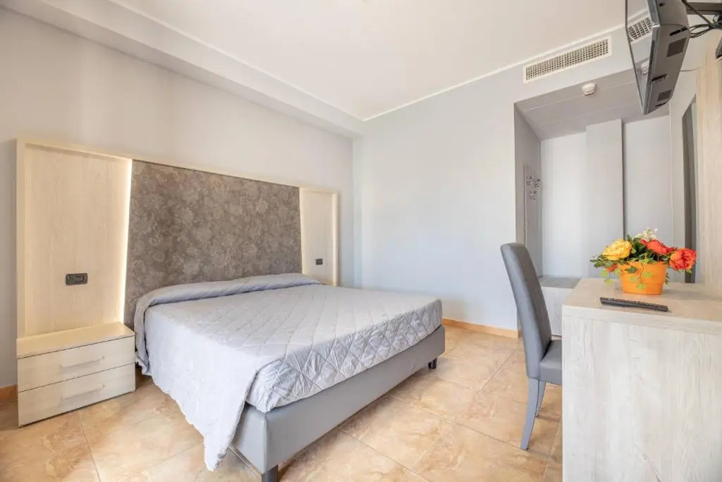 Standard Double room with partial sea view (full double bed)
