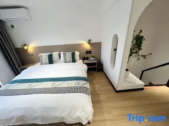 Standard Double room with river view (full double bed)