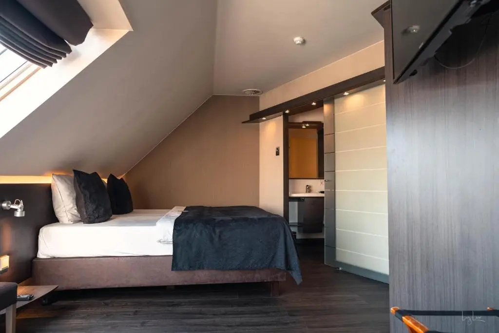 Luxury Double room with river view (full double bed)