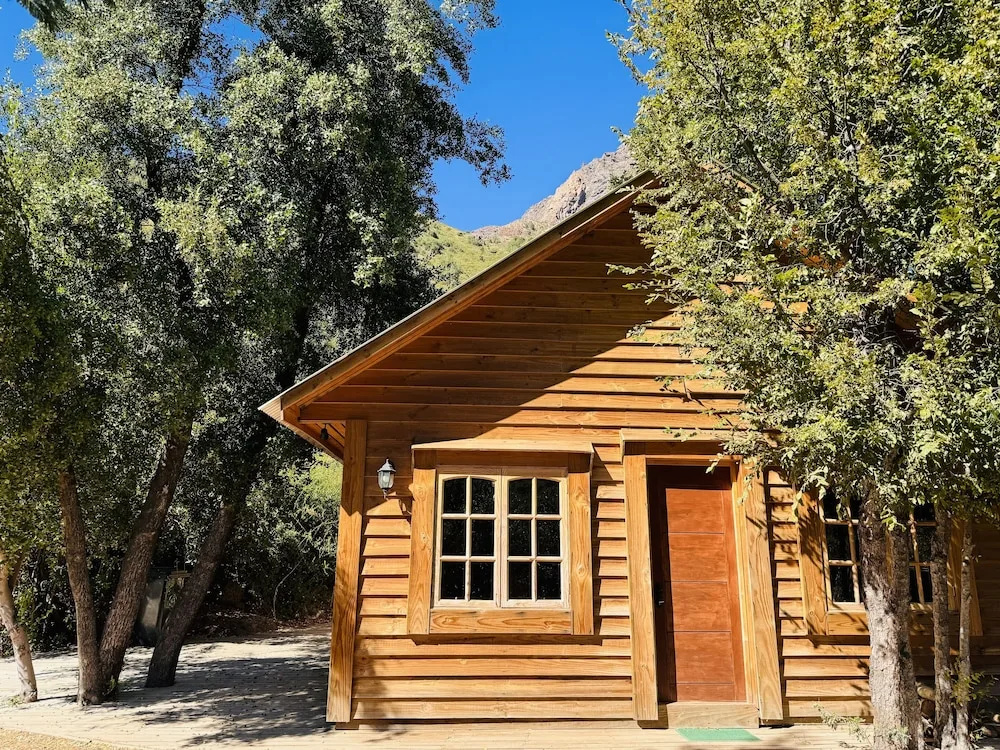 2 Bedrooms Standard Family room with mountain view