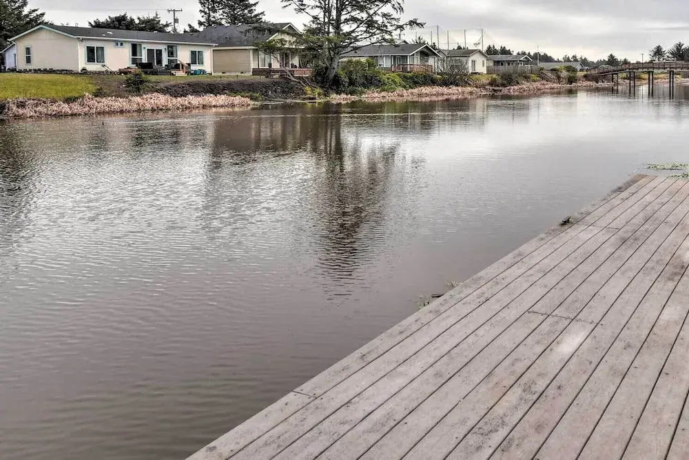 Dog-friendly Canalfront Condo in Ocean Shores
