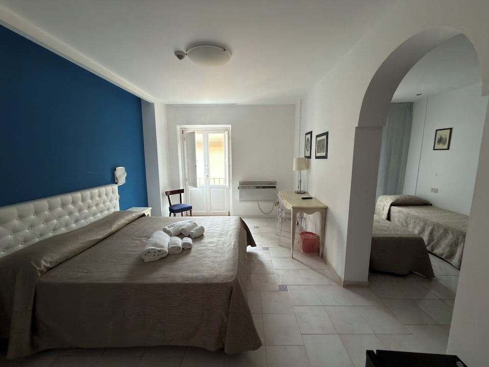 Standard Quadruple room with balcony and with city view