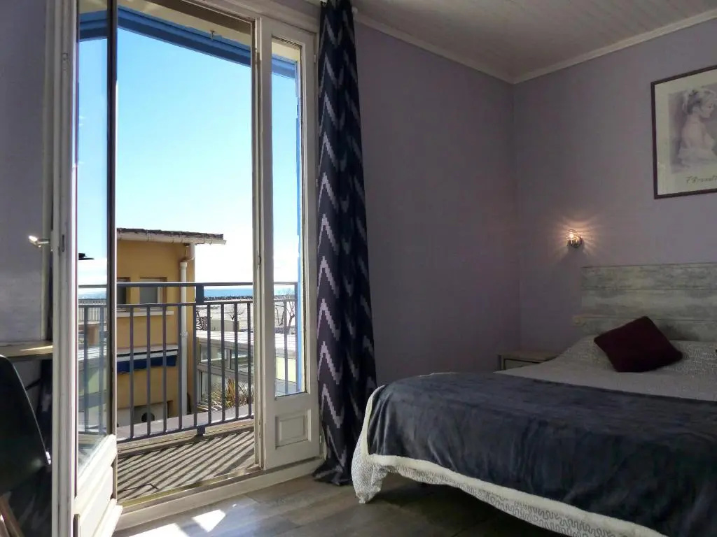 Standard Double room with sea view (full double bed)