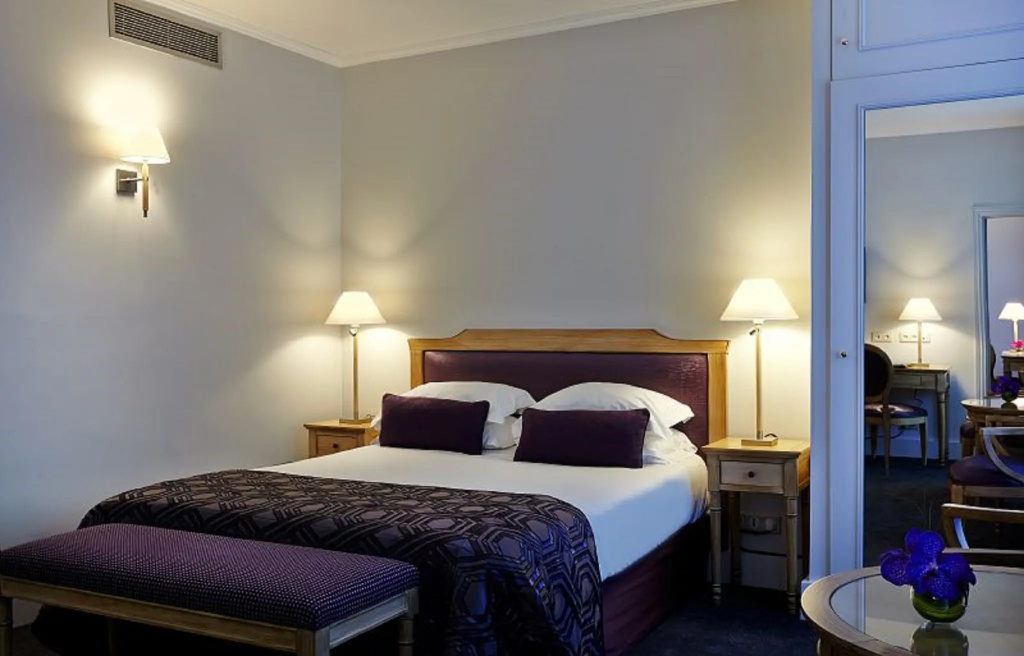 Royal Hotel Paris Champs Elysées 16