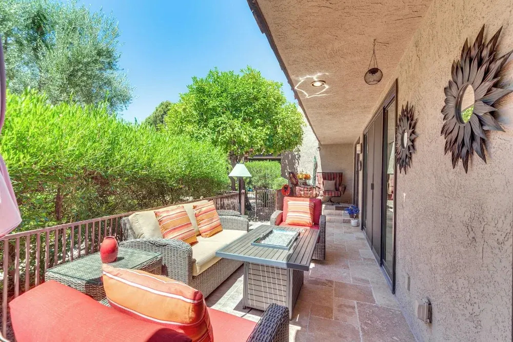 Chic, Walkable Desert Retreat - Private & Serene